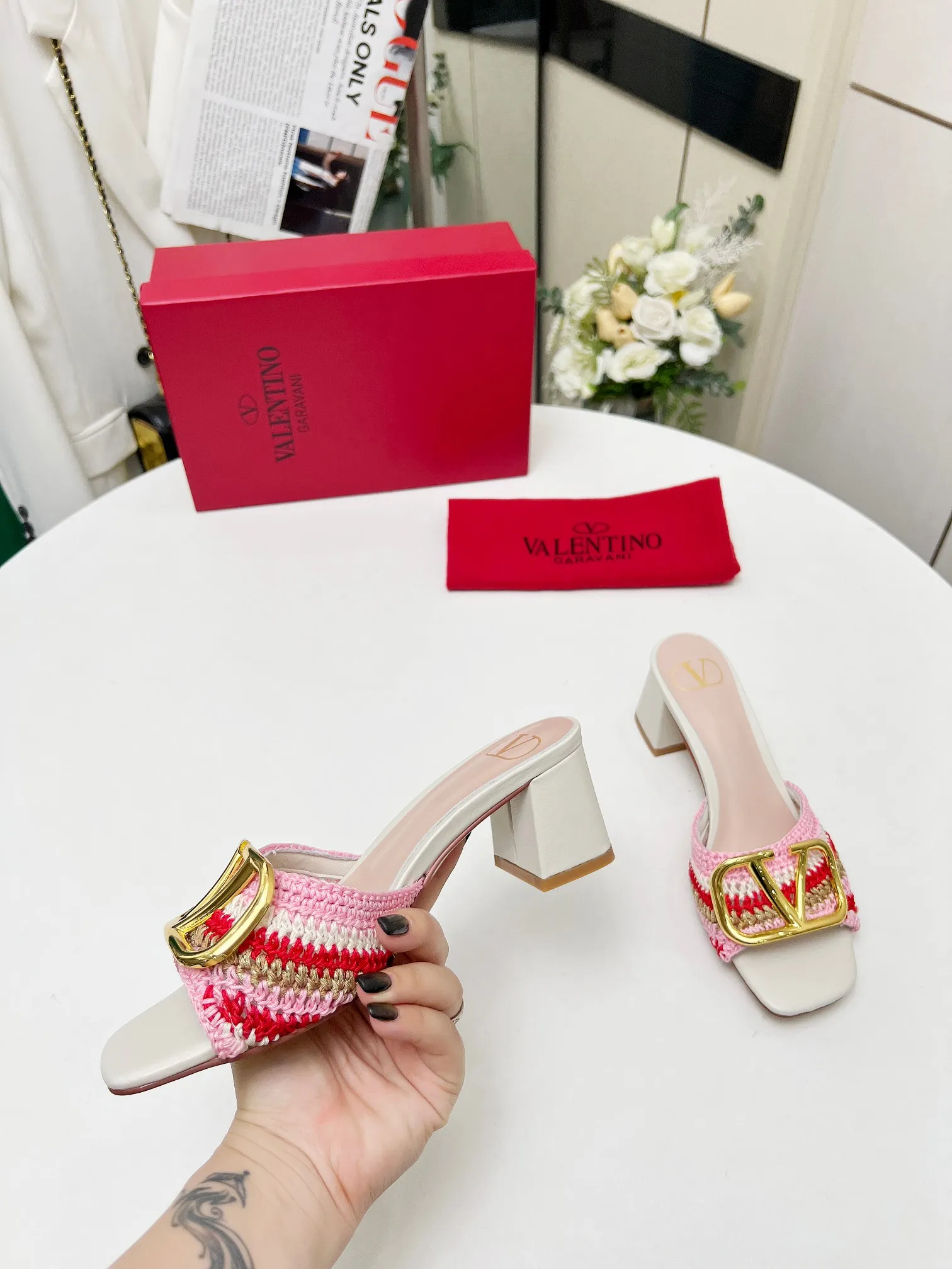 👟👟Ex-factory price 440👟👟 Genuine leather sole +30 🆕 Valentino👑👑 Latest series with perfect hand-woven details. A very eye-catching catwalk series launched [strong][strong] Code number: 35 to 43 (genuine leather sole +30)
